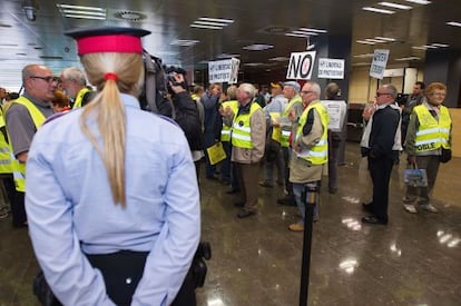 Protesta de 'yayoflautas' en la sede de Interior de la Generalitat.