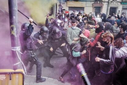 Carga de agentes de los Mossos d'Esquadra contra los concentrados para impedir un desahucio en Barcelona, en mayo pasado.