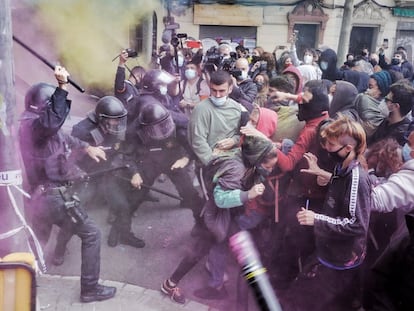 Carga de agentes de los Mossos d'Esquadra contra los concentrados para impedir un desahucio en Barcelona, en mayo pasado.