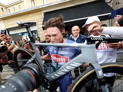 Jasper Philipsen levanta su bicicleta tras ganar la Milán San Remo.