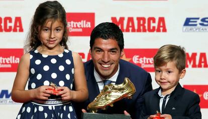 Luis Su&aacute;rez, junto a sus hijos, Delfina y Benjam&iacute;n.