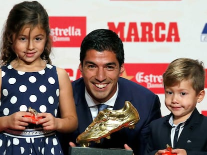 Luis Su&aacute;rez, junto a sus hijos, Delfina y Benjam&iacute;n.