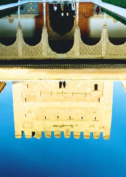 Patio de Comares, en la Alhambra (Granada).