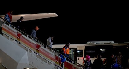 Varios de los primeros refugiados llegados a España, tras aterrizar el domingo en el aeropuerto madrileño de Barajas.