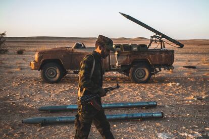 Un combatiente del Frente Polisario en la zona bajo control del movimiento saharaui en el Sáhara Occidental, el pasado 15 de octubre.