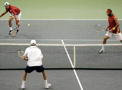 Fernando Verdasco devuelve un golpe ante la mirada de Feliciano López y Mike Bryan.