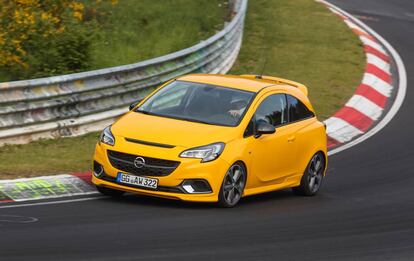 Prueba en pista del Corsa GSi. La versión eléctrica de este modelo se fabricará en Zaragoza.