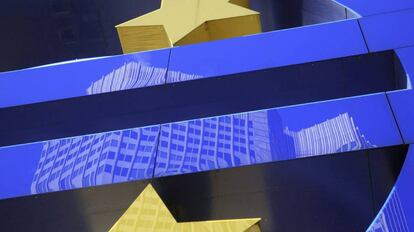 L'edifici del BCE reflectit sobre el símbol de l'euro.