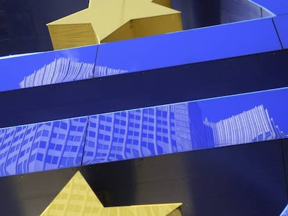 L'edifici del BCE reflectit sobre el símbol de l'euro.