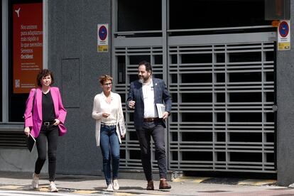 La actual presidenta en funciones y candidata socialista, María Chivite (en el centro), a su llegada a la reunión en el Parlamento de Navarra este miércoles.