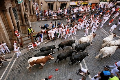 La manada ha dio cogiendo velocidad con los toros juntos y protegidos por los mansos, ritmo que no era fácil de seguir y ha hecho que algunos corredores cayeran al suelo, y así ha cruzado la plaza del Ayuntamiento y entrado en Mercaderes, donde un toro negro se ha despistado unos breves segundos antes de recuperar la línea con sus hermanos.