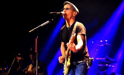 El músico y compositor Fito Cabrales, líder de Fito & Fitipaldis, en el Palacio de Deportes de Madrid, en 2014.