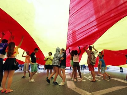 Los manifestantes portan una enorme &#039;senyera&#039; en la manifestaci&oacute;n del 9 d&#039;Octubre en Valencia. 