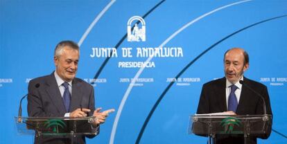 José Antonio Griñán y Alfredo Pérez Rubalcaba, en la sede de la Presidencia de la Junta de Andalucía.