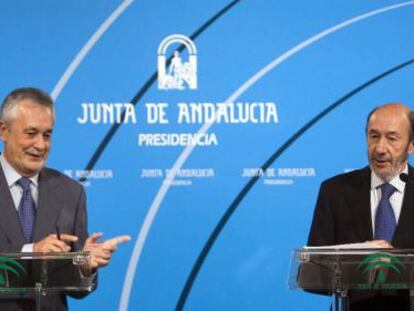 José Antonio Griñán y Alfredo Pérez Rubalcaba, en la sede de la Presidencia de la Junta de Andalucía.