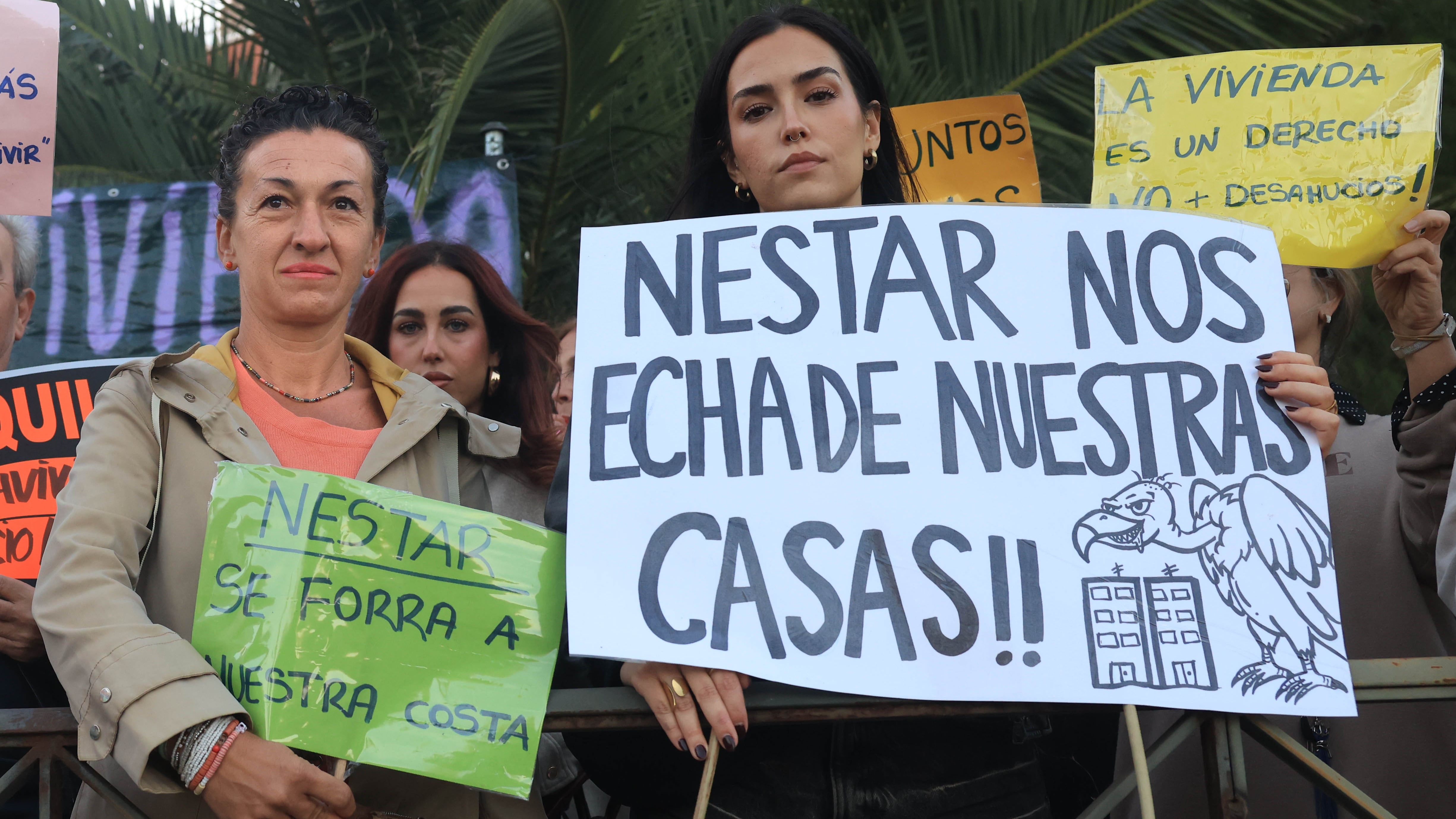 Fátima con los vecinos que le apoyan en su urbanización de Rivas Vaciamadrid el pasado jueves.