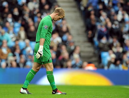 Joe Hart se lamenta después de unos de los goles.