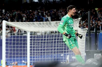 Courtois celebra el segundo gol de Rodrygo frente al Manchester City, en el partido de vuelta de la semifinal de Champions League.