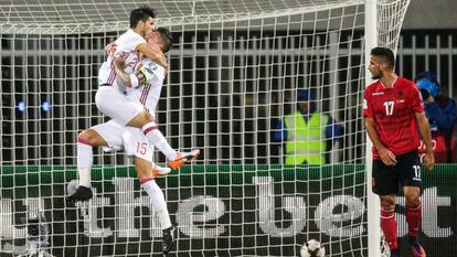 Ramos felicita a Nolito por su gol a Albania.