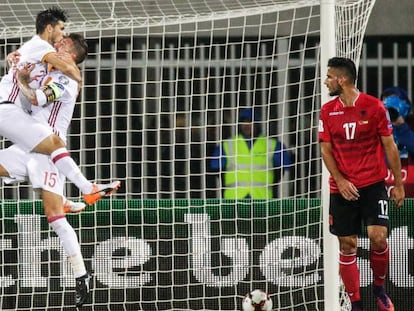 Ramos felicita a Nolito por su gol a Albania.