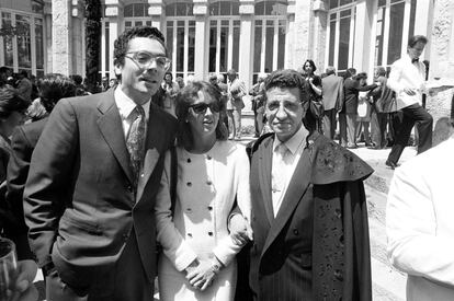 Alberto Ruiz-Gallardón, su esposa Mar Utrera y Ángel Matanzo, exconcejal del distrito centro de Madrid, fotografiados en 1992 durante la recepción conmemorativa del Día de la Comunidad.