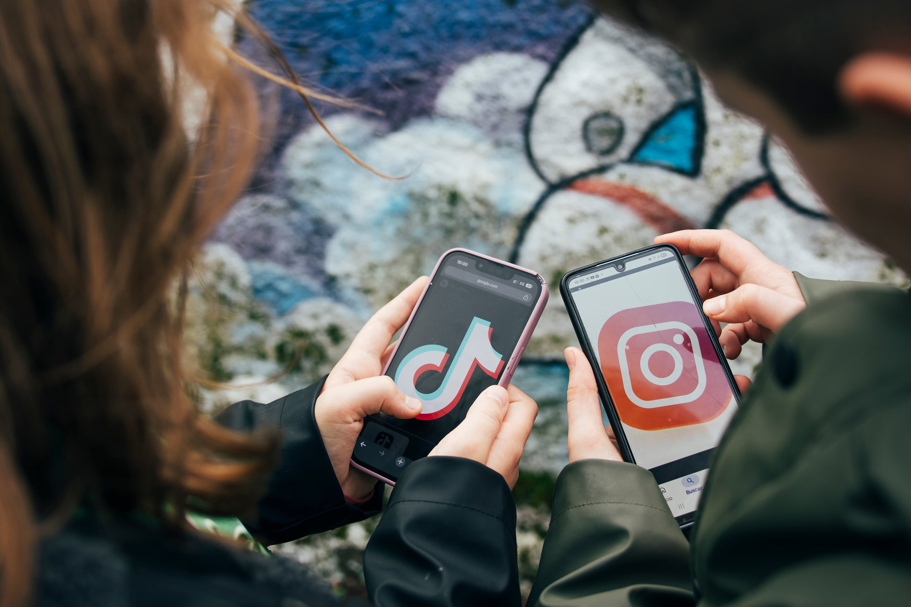 Guía para acompañar a los hijos en el uso de pantallas: de un contrato familiar a desconectar una hora antes de dormir 