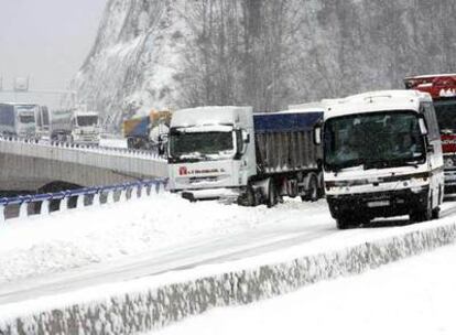 Camiones retenidos en la A-67, a la altura de la localidad de Reinosa (Cantabria), debido a la fuerte nevada caída ayer.