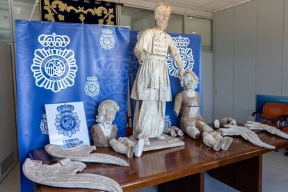 Exposición en la comisaría de Cádiz de los objetos de arte recuperados por la Policía.