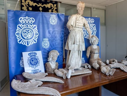 Exposición en la comisaría de Cádiz de los objetos de arte recuperados por la Policía.
