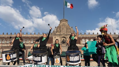 Las manifestantes en Ciudad de México confluyeron frente a Palacio Nacional, residencia del presidente Andrés Manuel López Obrador. Como cada año, el edificio fue rodeado por vallas metálicas para evitar a las manifestantes.
