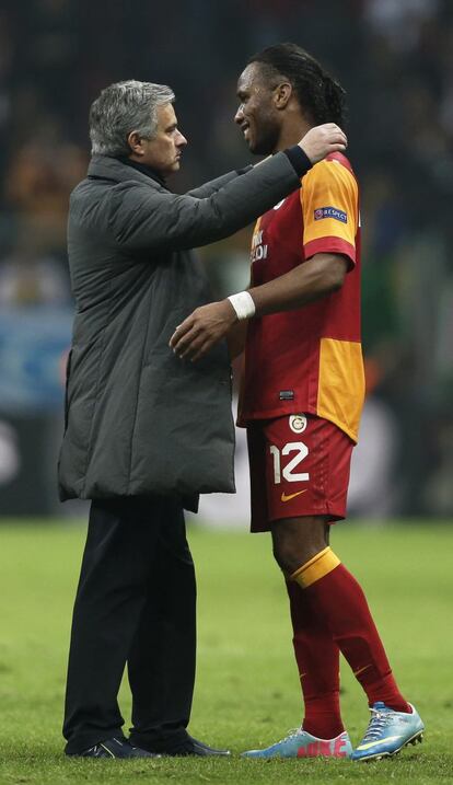 Mourinho abraza a Drogba.