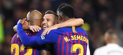 Alba festeja con Vidal y Semedo un tanto al Madrid.