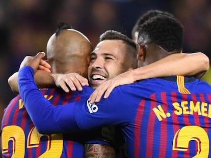 Alba festeja amb Vidal i Semedo un gol al Madrid.