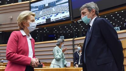 La presidenta de la Comisión, Ursula von der Leyen habla con el presidente del Parlamento Europeo, David Sassoli.