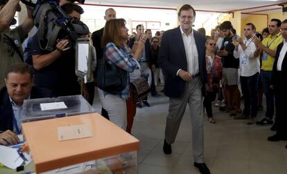 Mariano Rajoy diposita el seu vot en una de les urnes del col·legi electoral Bernadette de Aravaca, a Madrid.