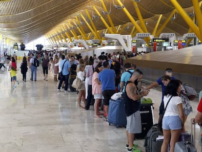 People in the departure area at Terminal 4 in Adolfo Suárez Madrid–Barajas Airport.