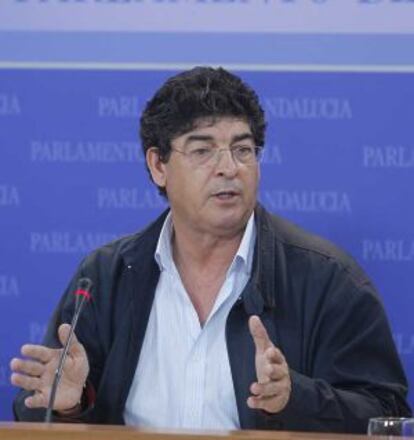 El coordinador de IU en Andalucía, Diego Valderas, explica su propuesta de reforma de ley electoral.