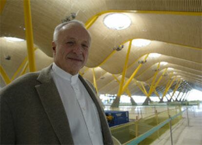 La nueva terminal de Barajas, que comenzará a funcionar en 2005, ha sido diseñada por los arquitectos Richard Rogers y el Estudio Lamela. El edificio, con más un kilómetro de largo y cuarenta de ancho, se adapta difícilmente a la imagen de un aeropuerto internacional por su luminosidad y la calidez que le confieren los colores y los materiales con los que ha sido construido.