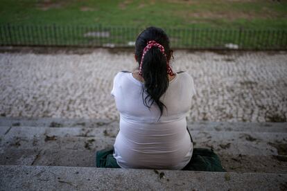 Isabel, de 42 años, solicitante de asilo, posa en un parque en Madrid.