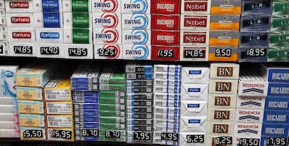 Diversas marcas de tabaco con sus precios en un estanco