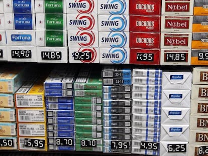 Diversas marcas de tabaco con sus precios en un estanco