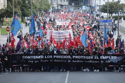 Cientos de personas reclaman en Avilés que el Gobierno central tome medidas urgentes contra la subida de precios.