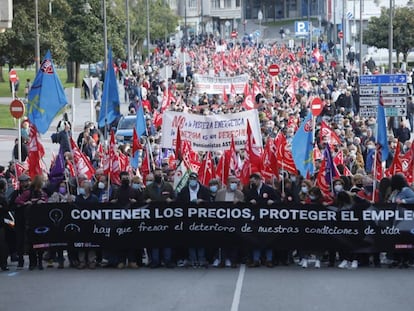 Cientos de personas reclaman en Avilés que el Gobierno central tome medidas urgentes contra la subida de precios.