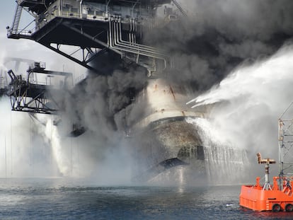 El derribo de la Deepwater Horizon ha originado uno de los mayores desastres ecológicos, y el pozo de petróleo del que extraía crudo sigue arrojando cantidades ingentes de crudo.