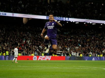 Rodrygo celebra su segundo gol al Athletic en el Bernabéu.