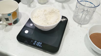 El modelo de báscula de cocina digital Vitafit es de grandes dimensiones.