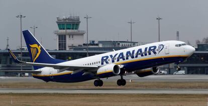 Imagen de un Boeing 737 de Ryanair en Riga, Letonia.