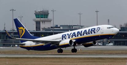 Imagen de un Boeing 737  de Ryanair en Riga, Letonia.