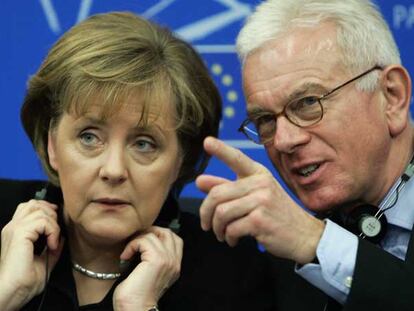 Angela Merkel y el nuevo presidente del Parlamento Europeo, Hans-Gert Poettering, durante el debate de ayer.