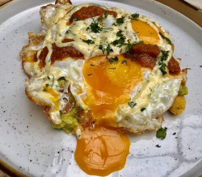 Huevos mestizos. Plátano asado, aguacate, huevos fritos, salsa de ajo. / Capel